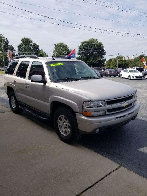 Chevy Tahoe 2005 Gold