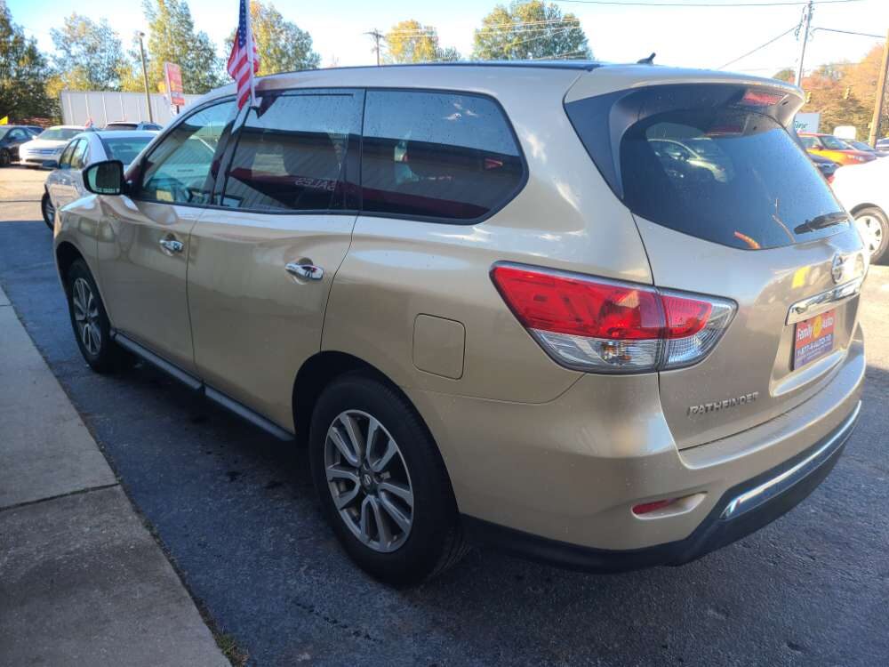 Nissan Pathfinder 2013 Gold